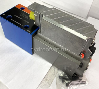 4WRPEH10CB100L-2X/G24K0/A1M - Сервораспределитель Ду10 с обратной связью по положению золотника и встроенным усилителем (OBE), номинальный расход 100 л/мин, характеристика L - линейная, схема C, сигнал управления A1 = ±10 V
